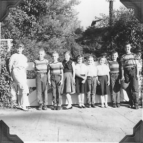 1957-disneyfrontgate.jpg (57374 bytes)