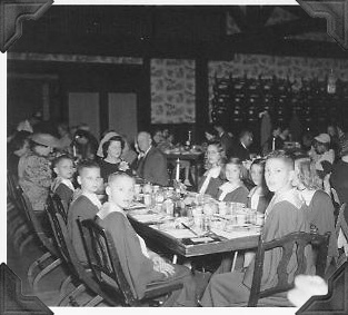 1960-disneychoir04a.jpg (41860 bytes)